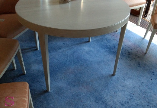 eleganter Tisch mit 8 Stühlen, Tischlerarbeit