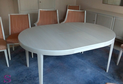 eleganter Tisch mit 8 Stühlen, Tischlerarbeit