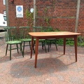 Tisch mit 4 Stühlen