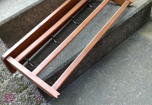 Holzgarderobe mit Ablage