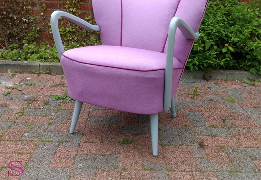 Cocktailsessel lila bezogen